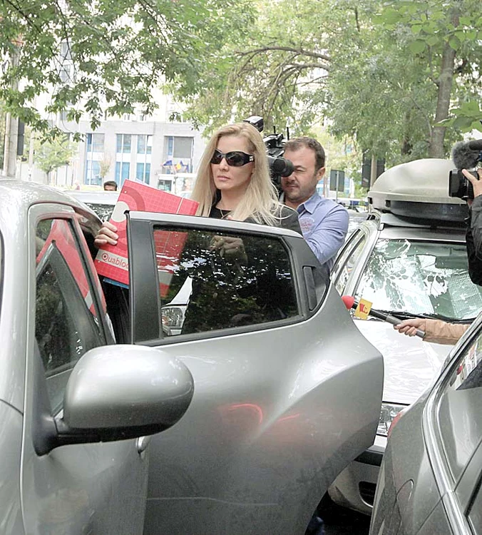 Fosta amantă a lui Borcea a încercat să se ferească la ieșirea din tribunal