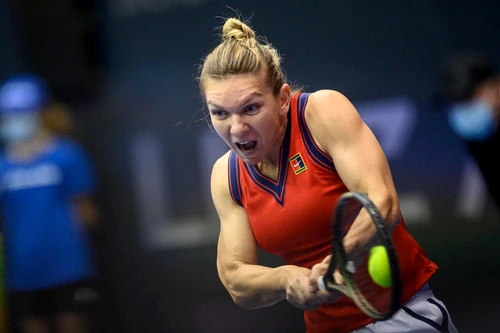Simona Halep vrea să încerce să câștige meciuri fără un antrenor (FOTO: EPA)