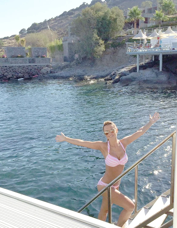 
    Vedeta de la PRO TV a făcut plajă şi a vizitat oraşul Fethiye  