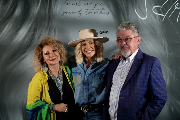 
    Artista şi iubitul ei, avocatul Mircea Julean, într-o fotografie de la botezul micuţei Erin foto: arhiva personală  