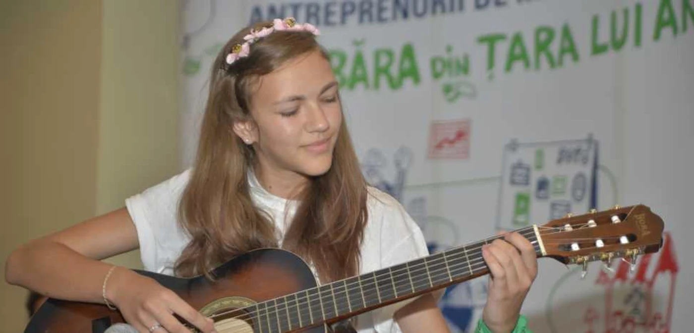 Miruna Burl[cescu (13 ani) vrea să-i convingă pe oamenii din Vintilă Vodă să se implice în ecologizarea zonei ]n care locuiesc FOTO: OMV Petrom