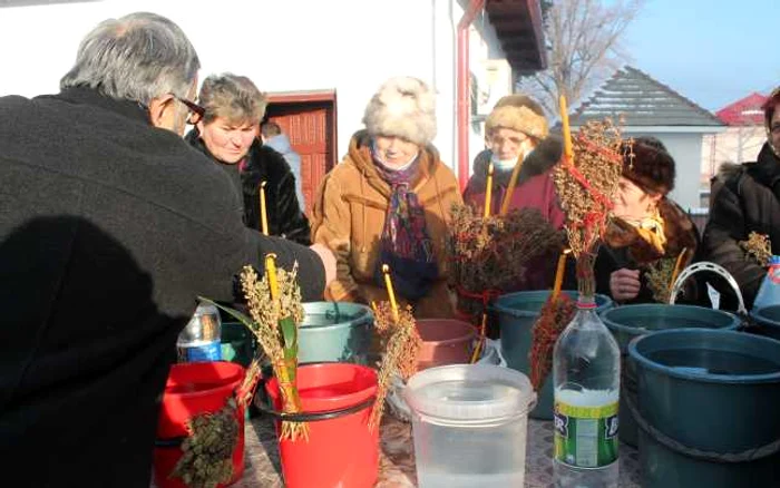 Apa sfinţită a fost luată de la biserica din Bârseşti