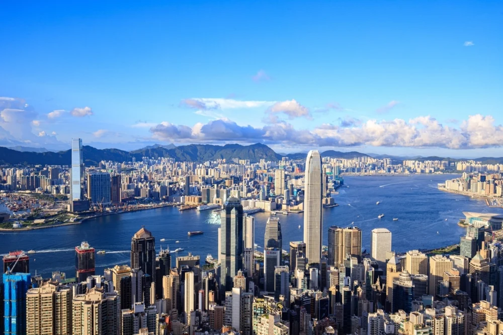 Case „blestemate” în Hong Kong: cum scad prețurile în cea mai scumpă piață imobiliară din lume