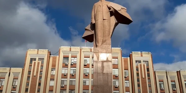 statuia lui lenin din tiraspol png