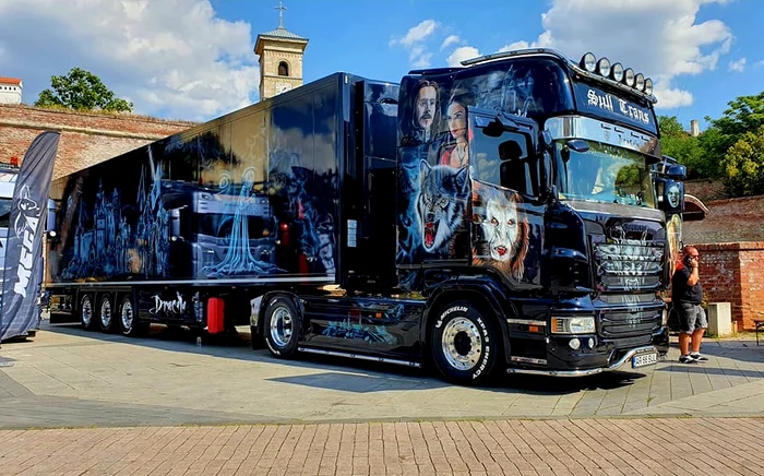 Camionul Dracula în Cetatea Alba Iulia FOTO Ovidiu Orădan