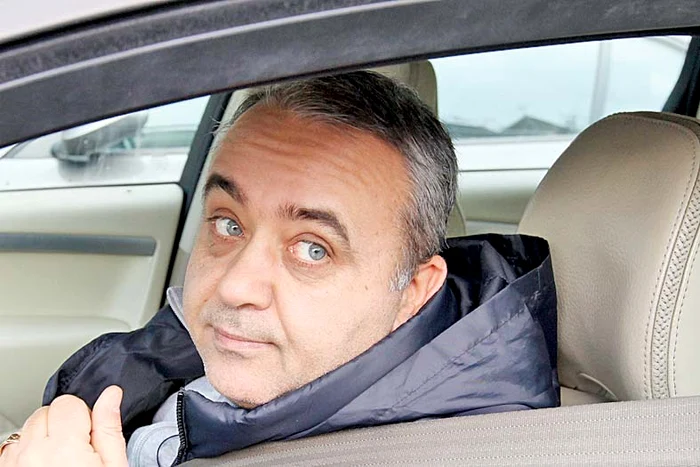 16 ianuarie, ora 14.00. Semaforul mergea pe două faze, iar şoferii aşteptau acum la roşuFotografii: Sever Gheorghe