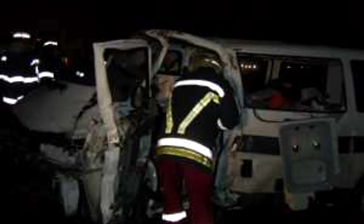 Şoferul a fost scos de descarcerare dintre fiarele contorsionate