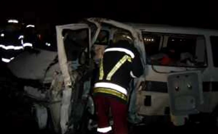Şoferul a fost scos de descarcerare dintre fiarele contorsionate