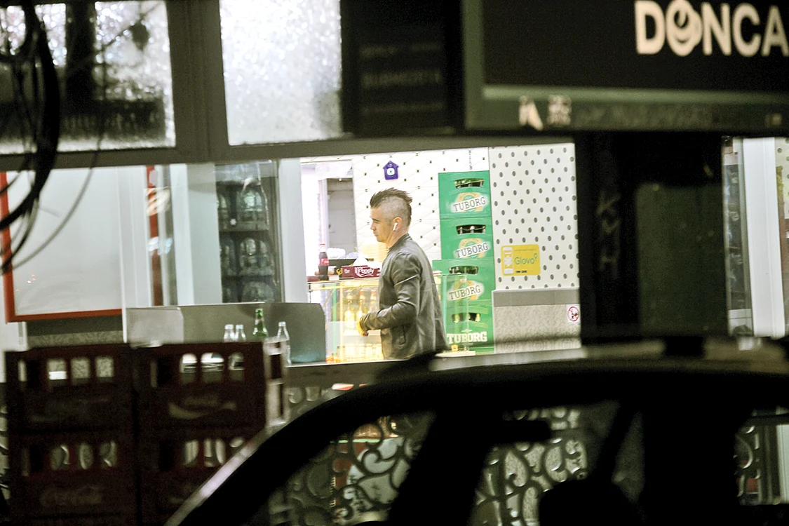 Colin Farrell,   surprins în timp ce  îşi cumpăra o shaorma
