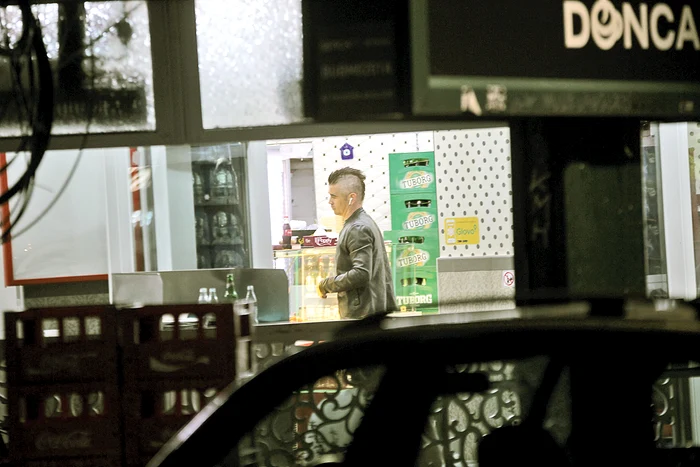 Colin Farrell, surprins în timp ce îşi cumpăra o shaorma