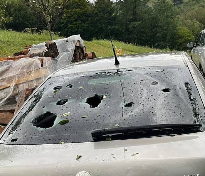 Grindina de mărimea mingii de ping-pong a făcut ravagii la Întorsura Buzăului: culturi distruse, locuințe și mașini avariate