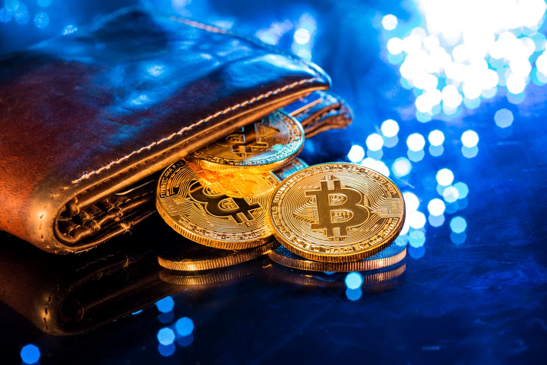 Bitcoin, portofel virtual, pe un fond albastru, luminos