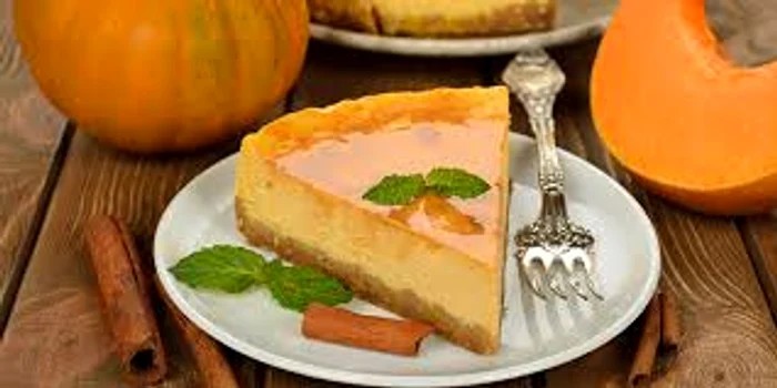 Cheesecake-ul cu dovleac este desertul ideal pentru sezonul de toamnă.