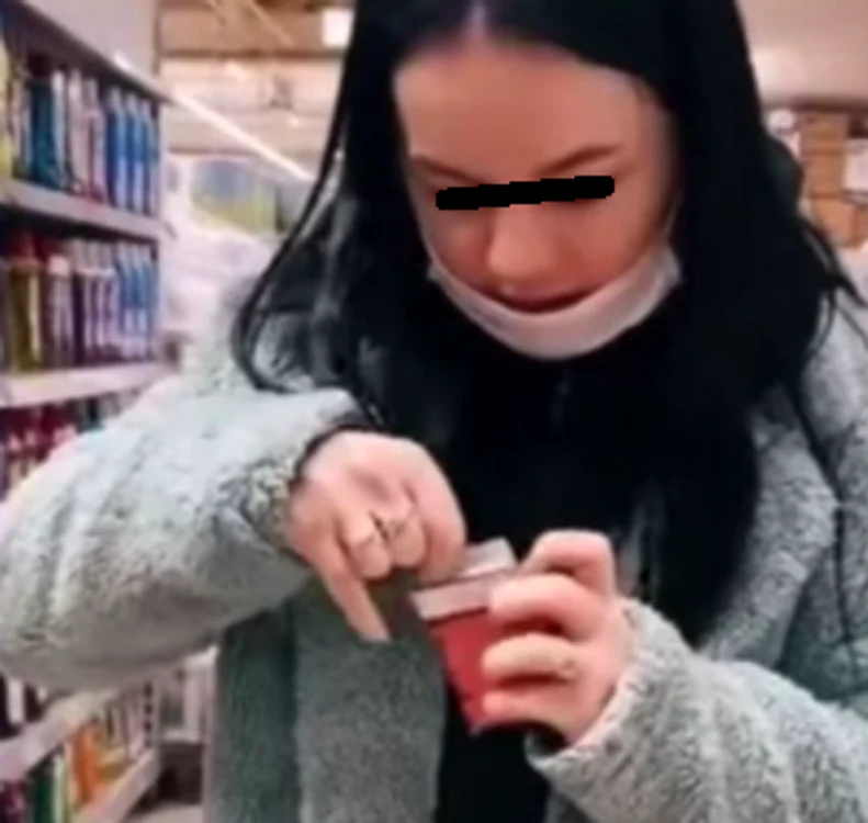 O tânără s-a filmat în timp ce înțepa mai multe prezervative Foto: Captură Video