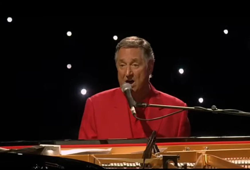 A murit Neil Sedaka, celebrul cântăreț și autor al hiturilor „Oh! Carol” și „Breaking Up Is Hard to Do”. Avea 86 de ani
