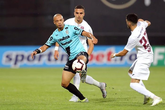 
    Clauzele pentru cei doi antrenori demişi şi salariul lui Baptista înseamnă risipirea unei treimi din banii luaţi pentru câştigarea campionatuluiFoto: sportpictures.eu  