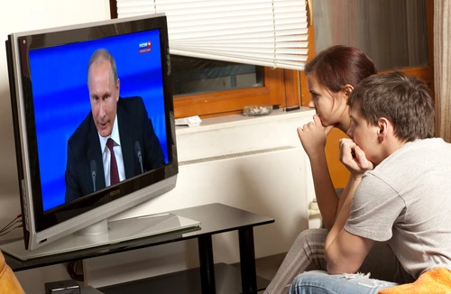 propaganda rusa tv putin shutterstock 