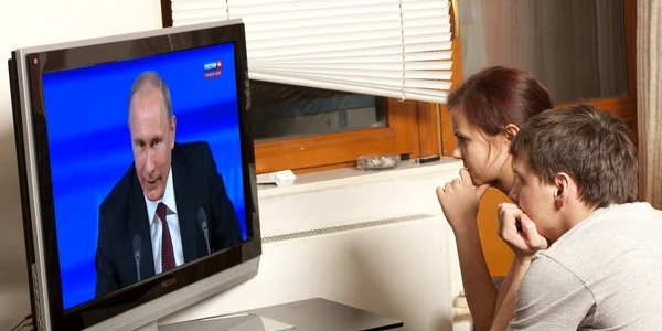 propaganda rusa tv putin shutterstock 