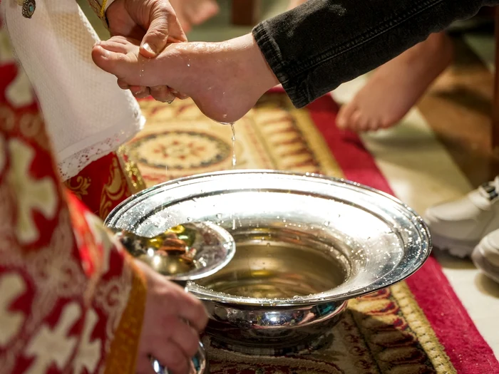 Ritualul spălării picioarelor din Joia Mare FOTO: EDJ