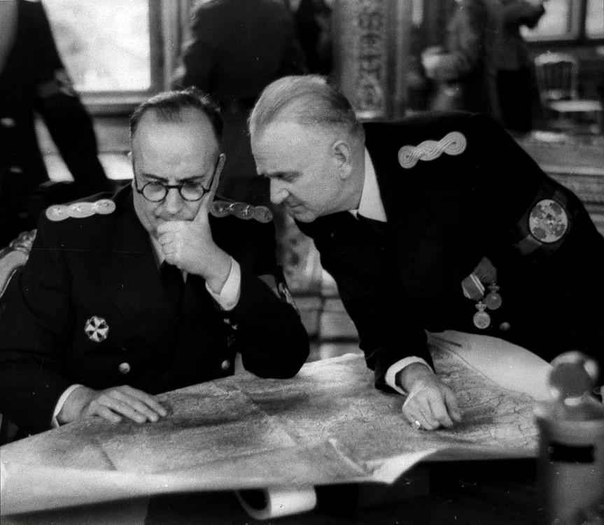 Mihai Manoilescu și Valer Pop, reprezentanții României la Viena, în august 1940. FOTO: Getty Images
