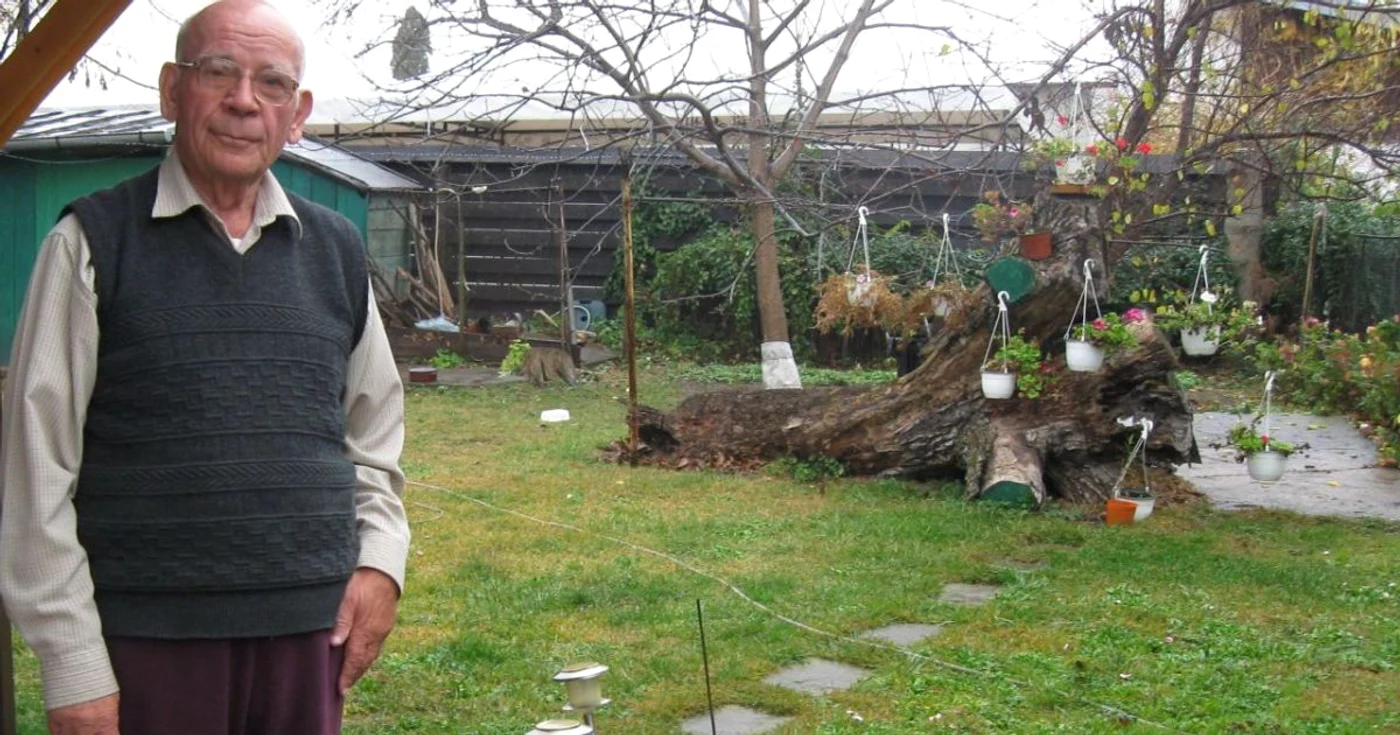 Profesorul Mandache Leocov, în curtea casei sale din Iaşi FOTO Adevărul