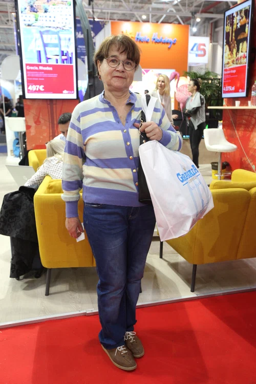 Valeria Bogdan are 70 de ani şi iubeşte călătoriile. A venit din Braşov la Bucureşti, cu bagajul făcut, pregătită de plecare în vacanţă