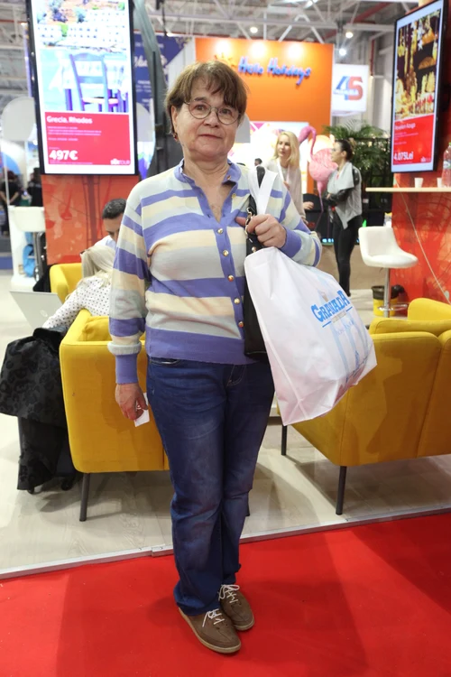 Valeria Bogdan are 70 de ani şi iubeşte călătoriile. A venit din Braşov la Bucureşti, cu bagajul făcut, pregătită de plecare în vacanţă