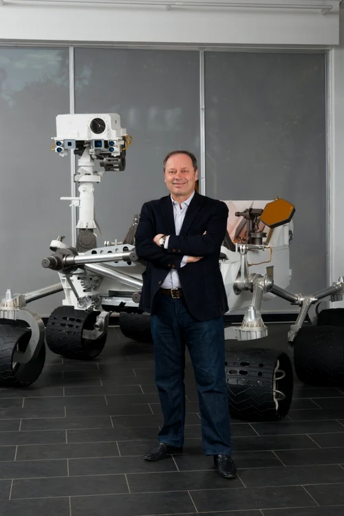 Adrian Stoica şi roverul Curiosity, la Mars Science Laboratory. FOTO Arhivă personală