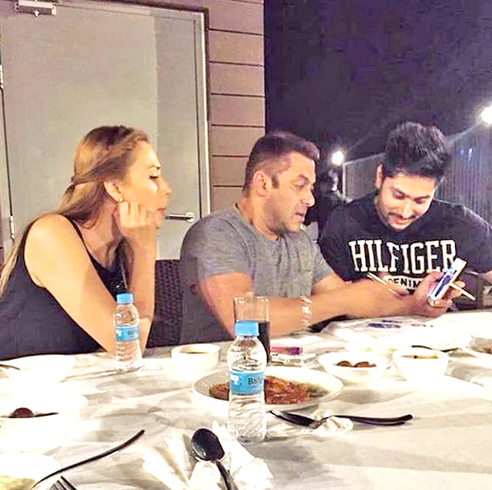 De anul trecut, de când vedeta PRO TV s-a mutat în vila iubitului, celebrul actor indian a scăpat de procesele care l-ar fi aruncat aproape şapte ani în spatele gratiilor