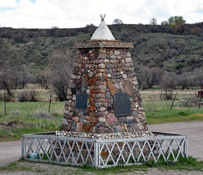 Monument ridicat pe locul Masacrului de la Bear River (© Beneathtimp / Wikimedia Commons)