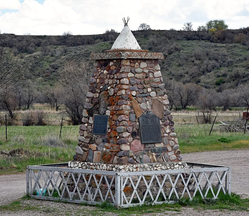 Monument ridicat pe locul Masacrului de la Bear River (© Beneathtimp / Wikimedia Commons)
