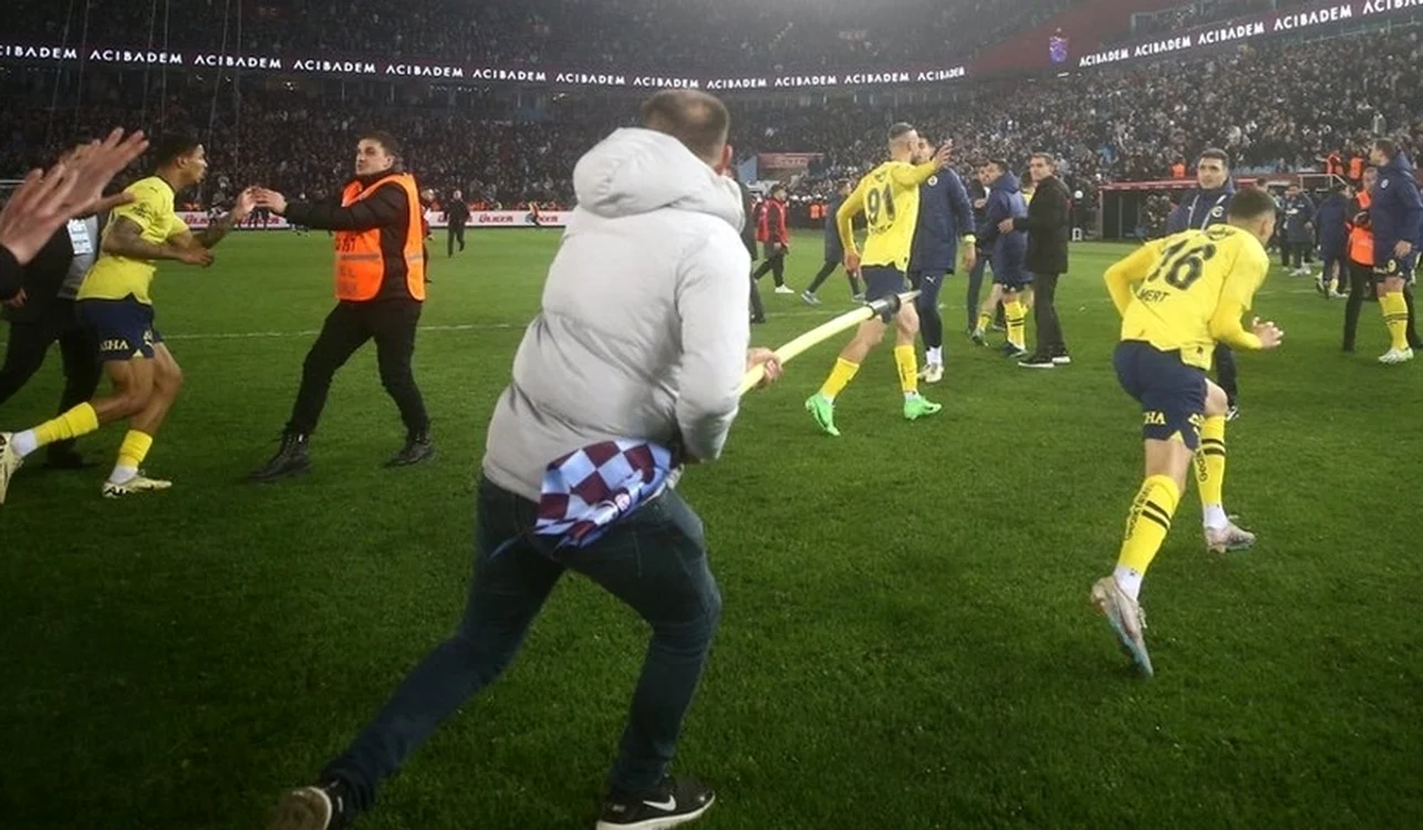 Mai mulți oameni au intrat pe teren, nemulțumiți de rezultat (FOTO: X, fostă Twitter)