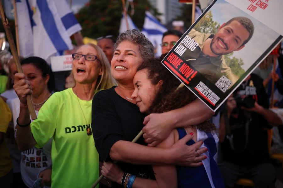 Hamas a eliberat primii șapte ostatici israelieni anunțați pentru schimbul de prizonieri de luni. Donald Trump a ajuns în Israel