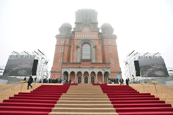 Turla neterminată a Catedralei a fost “mascată“ de ceaţă