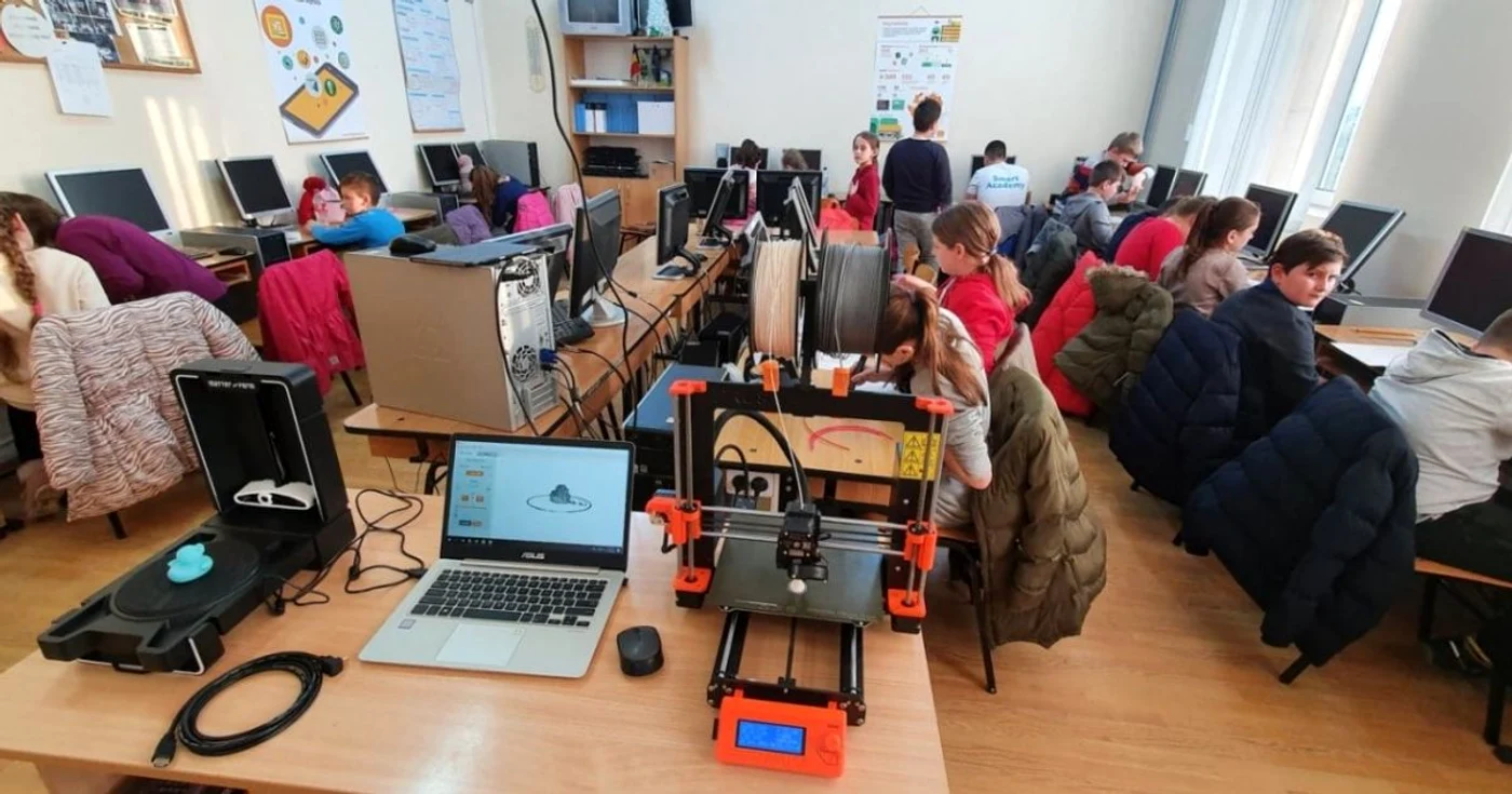 Copiii la cursul de robotică la Şcoala Gimnazială Medieşu Aurit