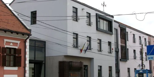 Peste 14.000 de oameni sunt aşteptaţi duminică la urne