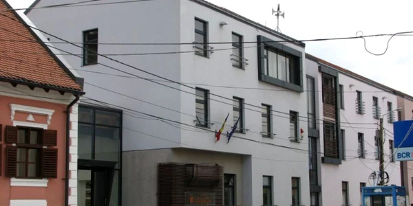 Peste 14.000 de oameni sunt aşteptaţi duminică la urne