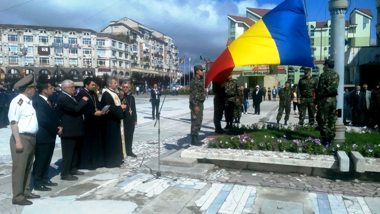 În forma pe care o are şi astăzi, drapelul a fost adoptat în 1867, în timpul domniei lui Carol I. „Pânza era tricoloră, albastrul apare lângă hampă, deci culorile sunt pe verticală, galben în mijloc, roşu în partea exterioară