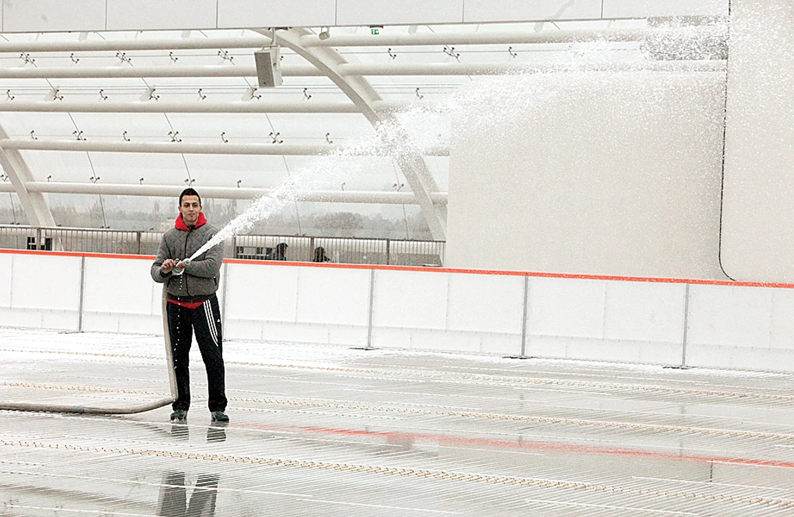 Ieri se pregătea gheaţa  pe patinoarul aflat pe  terasa mall-lui Promenada. Mihai a stat cu furtunul în mână toată ziua
