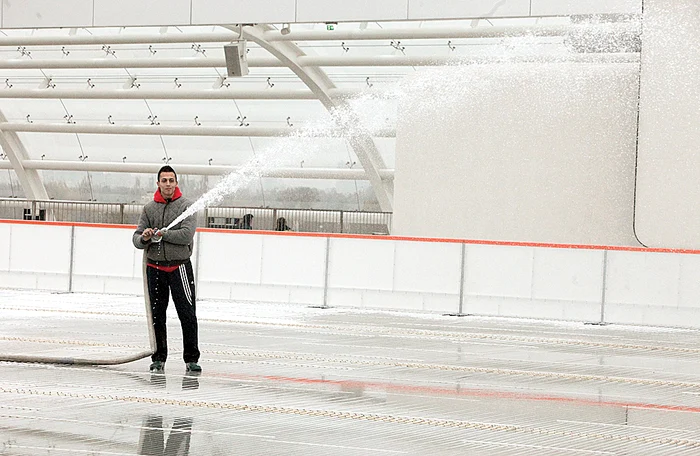 Ieri se pregătea gheaţa  pe patinoarul aflat pe  terasa mall-lui Promenada. Mihai a stat cu furtunul în mână toată ziua