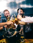 bărbați care beau Shutterstock jpg