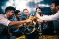 bărbați care beau  Shutterstock jpg