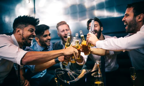 bărbați care beau  Shutterstock jpg