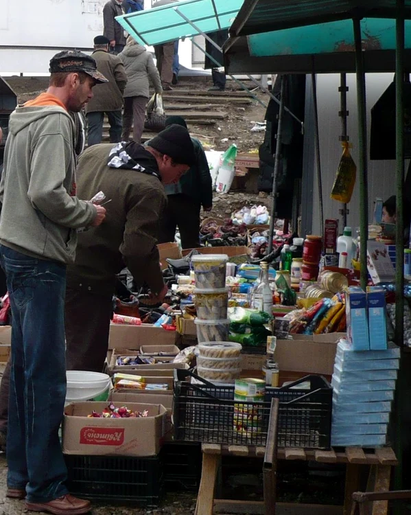 Sucevenii, cumpărând peşte din bazar