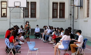 La Colegiul „Gheorghe Lazăr” din București, unele clase și au ținut prima oră în aer liber, în curtea interioară jpeg