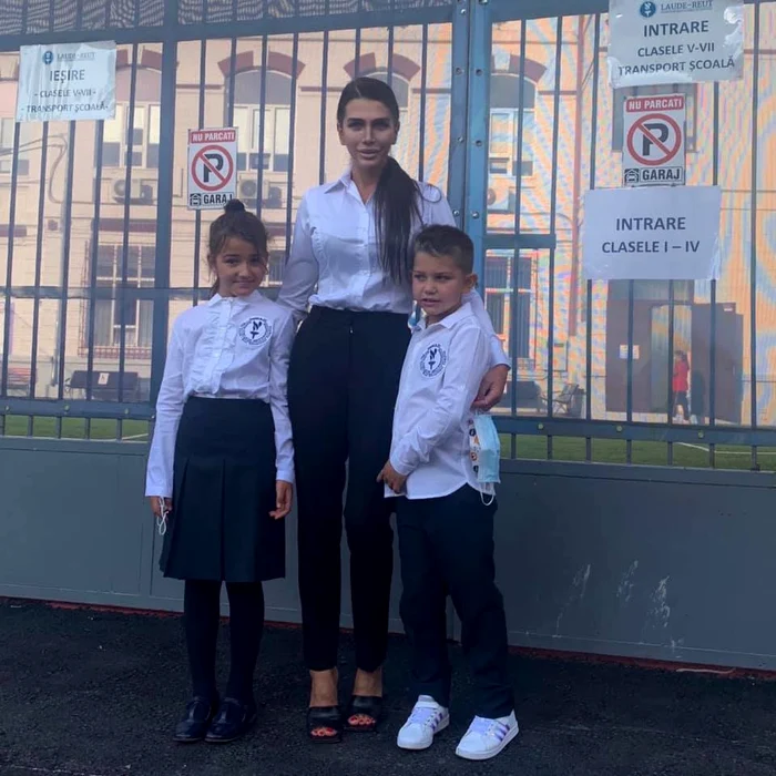 16 elena basescu sofia si traian jr la scoala laude reut jpg jpeg