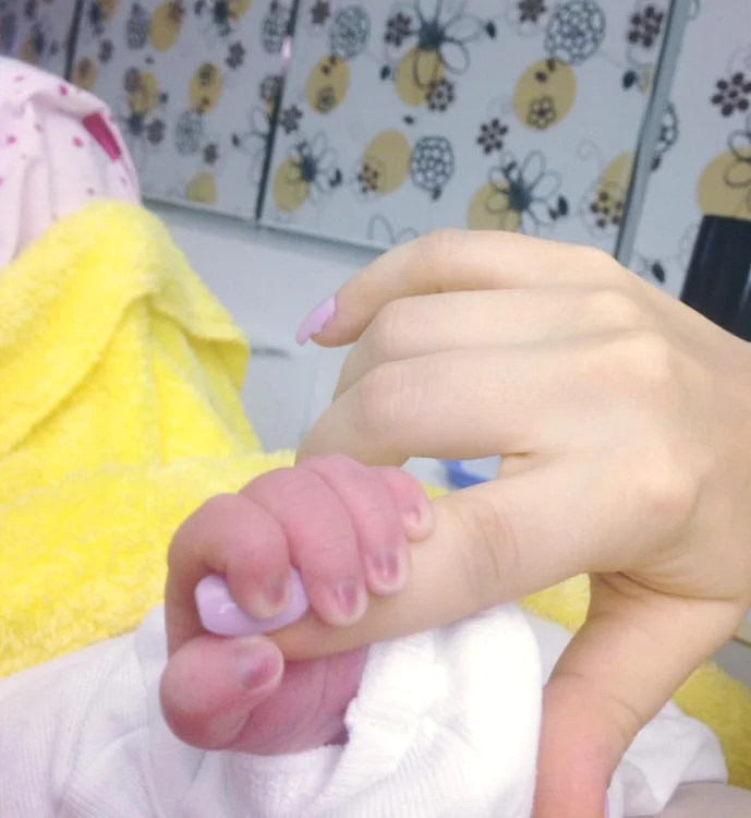 Andreea nu vrea să-i arate chipul micuței sale