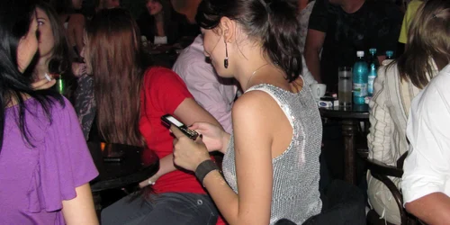 Distracţie în pub Flower Power