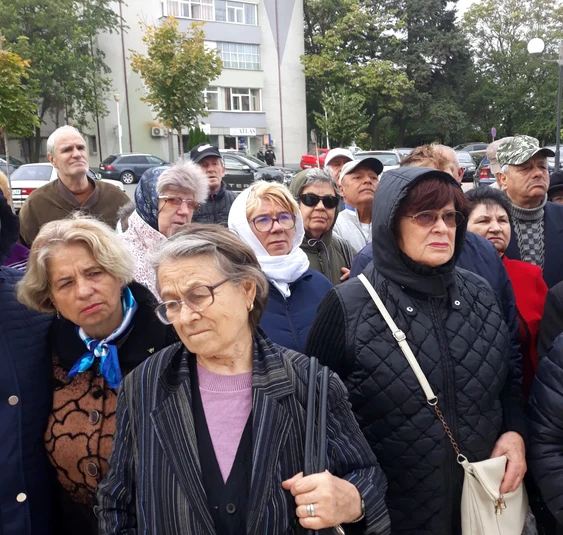Pensionarii din Olt au protestat în fața Prefecturii Sursa FOTO: Florea Mitroi