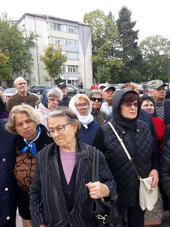 Câțiva pensionari necăjiți participă la un protest